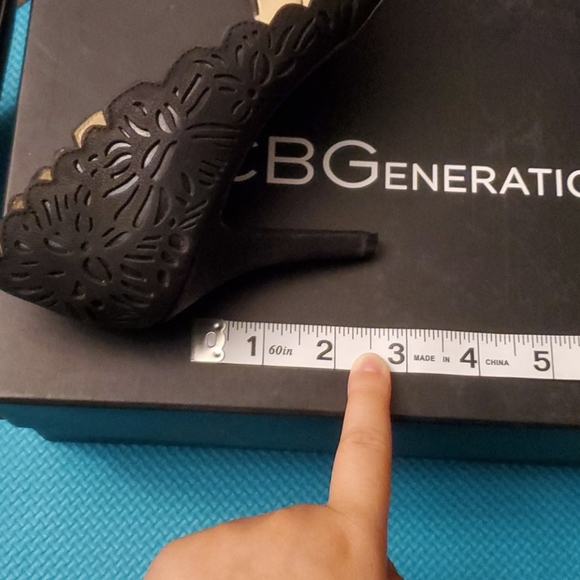 Scalloped edge pointed toe black pumps - Picture 6 of 7